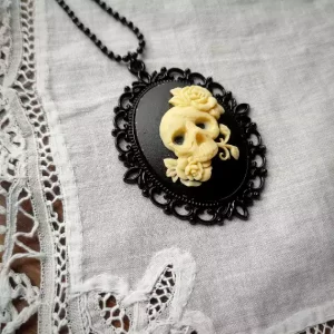 Sautoir noir skull et roses