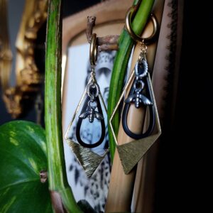 boucles oreilles géometrique abeille