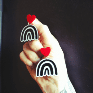 boucles oreilles arc en ciel coeur rouge