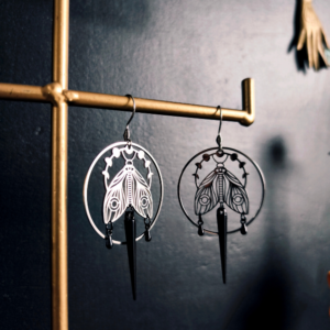 boucles oreilles dark moth